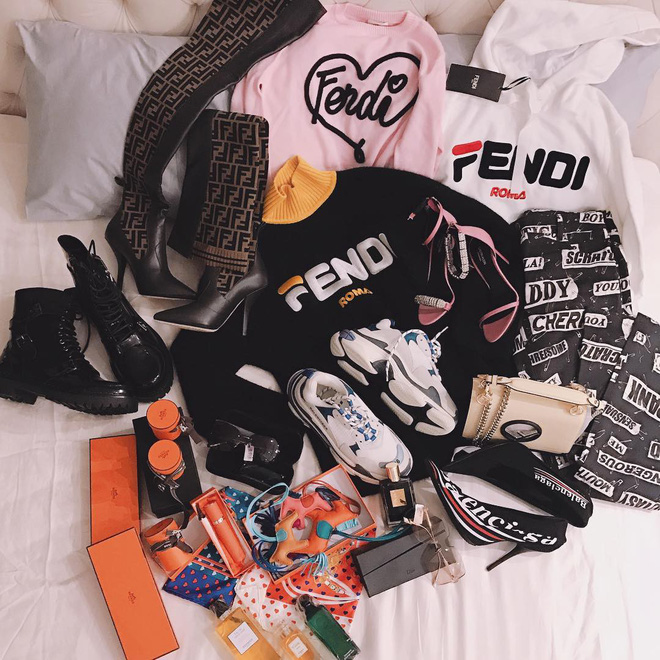 Phung phí như Ngọc Trinh cũng có lúc tiết kiệm, giữ váy suốt 8 năm để giờ mặc lại-4