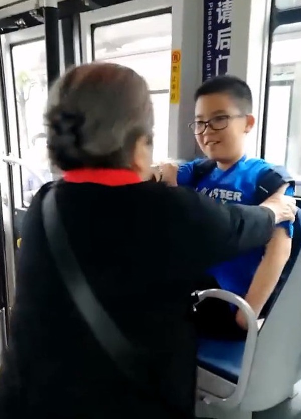 Clip Dung Ma Ma” từ chối ngồi ghế của trẻ con trên xe buýt đang gây sốt MXH, ai cũng thốt lên: Nghệ sĩ đức tài song toàn đây rồi”-2