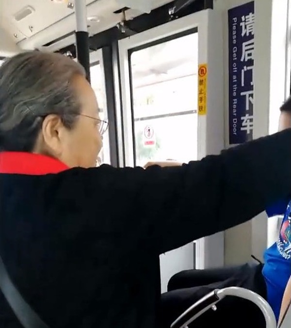 Clip Dung Ma Ma” từ chối ngồi ghế của trẻ con trên xe buýt đang gây sốt MXH, ai cũng thốt lên: Nghệ sĩ đức tài song toàn đây rồi”-3