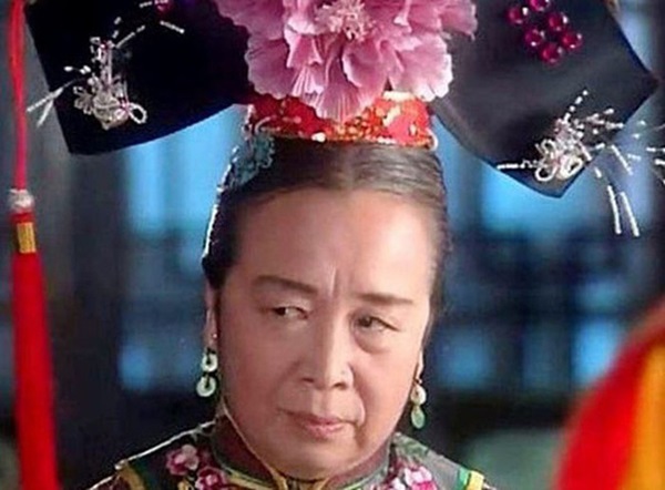 Clip Dung Ma Ma” từ chối ngồi ghế của trẻ con trên xe buýt đang gây sốt MXH, ai cũng thốt lên: Nghệ sĩ đức tài song toàn đây rồi”-4