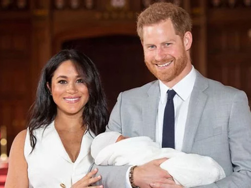 Vừa lên chức mẹ được 1 tuần, Meghan muối mặt khi bị bắt lỗi sao chép phong cách Hollywood của ngôi sao nổi tiếng ở điểm này-3