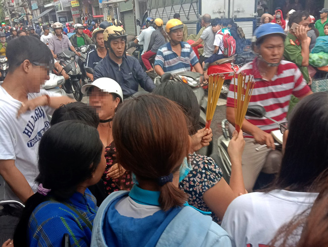 TP.HCM: Đi báo tin bà ngoại mất lúc trời mưa lớn, thiếu nữ 16 tuổi chết thảm dưới bánh xe tải-4