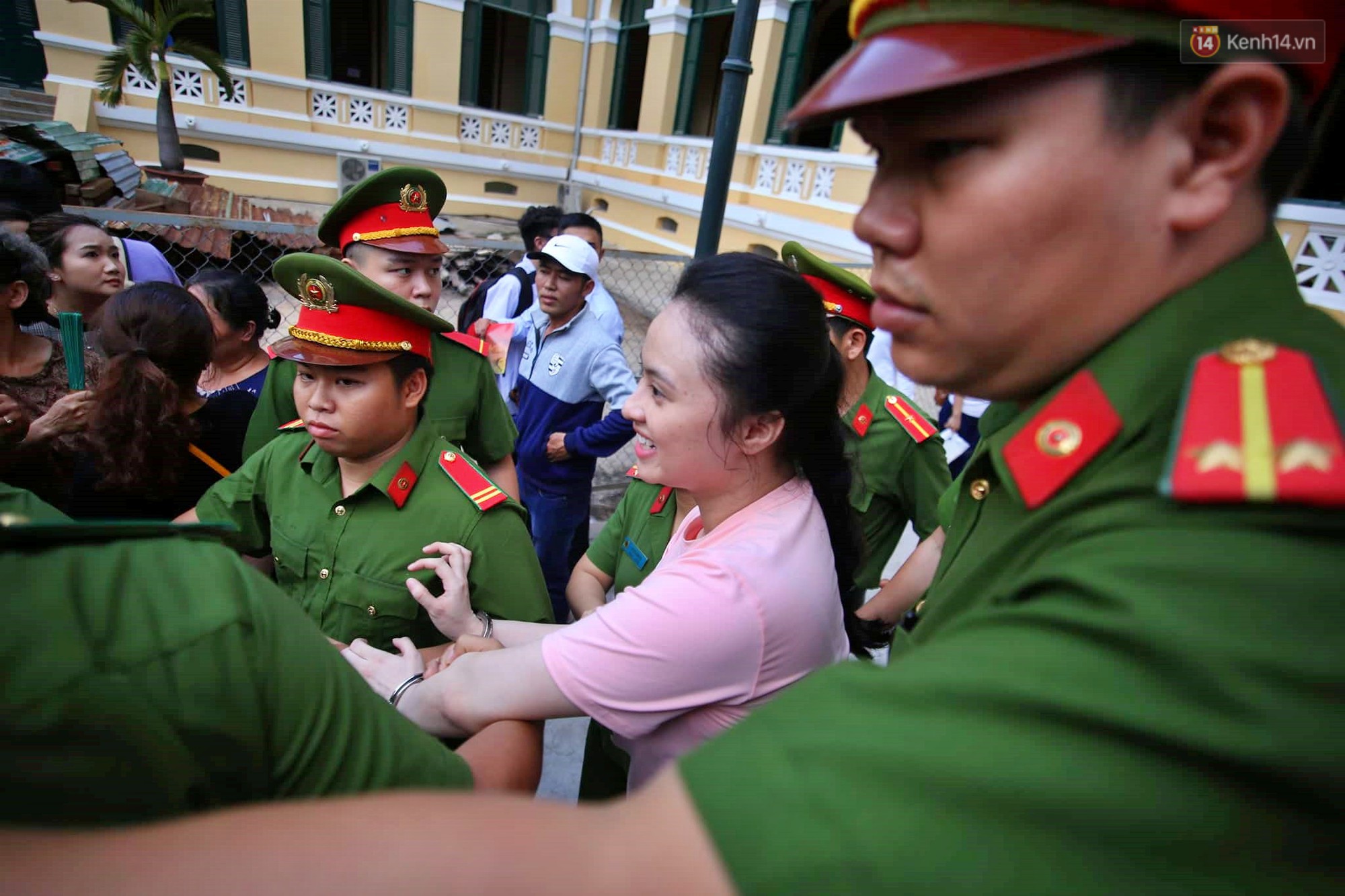 Clip: Ngọc Miu vẫy tay chào, luôn miệng nói Cháu biết rồi, cháu biết rồi nha trước khi bị áp giải lên xe thùng-1