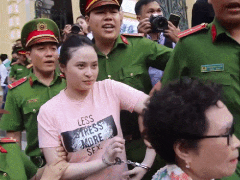 Clip: Ngọc Miu vẫy tay chào, luôn miệng nói