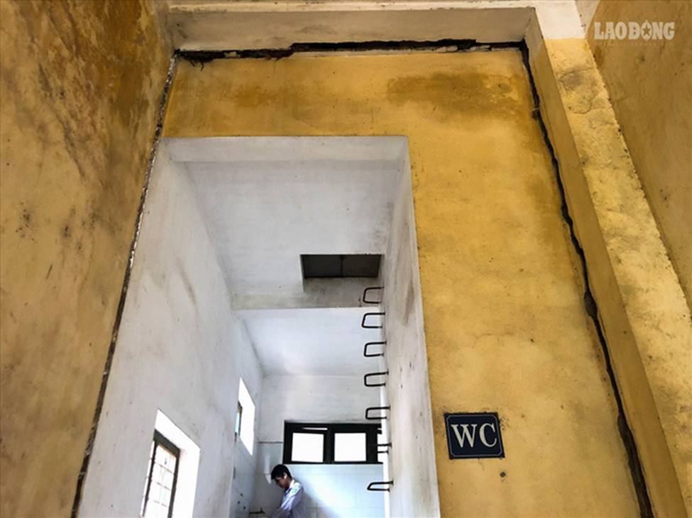 Trường THPT giữa thủ đô nứt lớn, xuống cấp: Thầy trò run rẩy dạy học-4