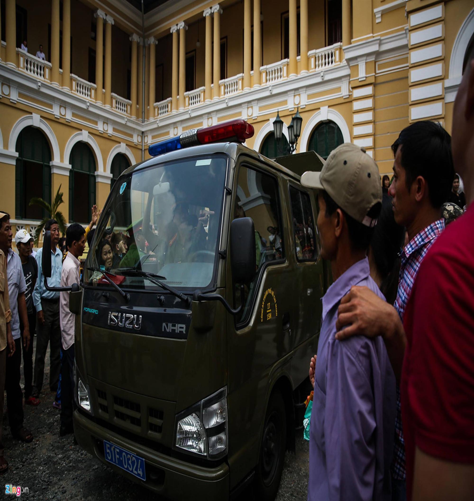 Nước mắt, nụ cười trong phiên xử Ngọc Miu, Văn Kính Dương-12