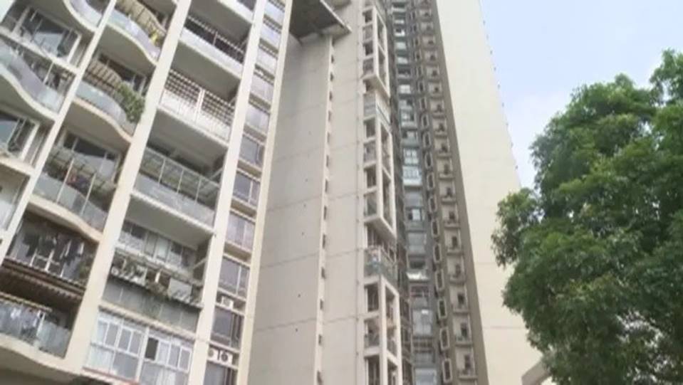 Bi kịch gia đình: Thanh niên 19 tuổi tấn công nữ lao công nhưng vô tình đâm vào người bố, sau đó nhảy lầu tự tử-2