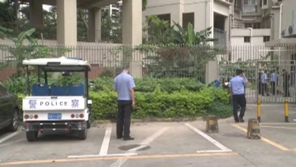 Bi kịch gia đình: Thanh niên 19 tuổi tấn công nữ lao công nhưng vô tình đâm vào người bố, sau đó nhảy lầu tự tử-3