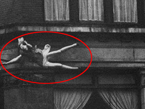 Câu chuyện đằng sau bức ảnh tự tử đẹp nhất mọi thời đại khiến nhiều người không khỏi xót xa-8