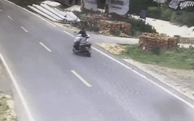 Hai người phụ nữ đi xe máy đâm vào nhau, tai nạn phía sau còn kinh hoàng hơn-1