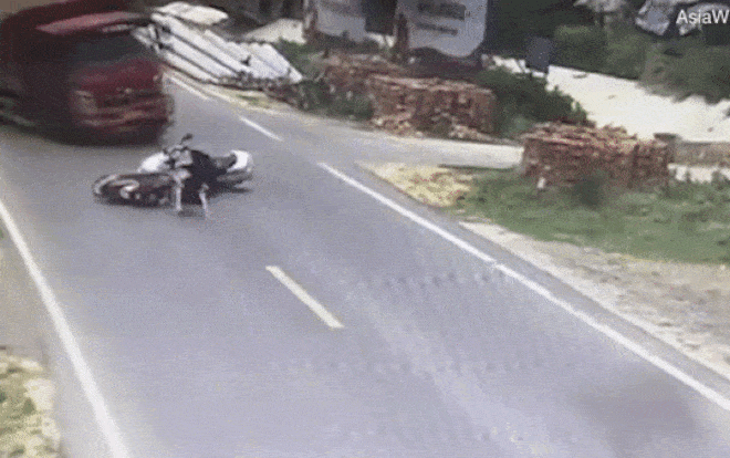 Hai người phụ nữ đi xe máy đâm vào nhau, tai nạn phía sau còn kinh hoàng hơn-2