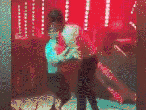 Bóp còi cảnh báo, xe cứu thương bị 2 côn đồ đuổi theo chém-1