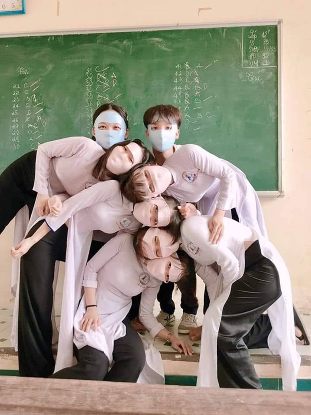 Thêm trào lưu chụp kỷ yếu mới: Đầu chồng đầu, mặc đồ như ninja-2