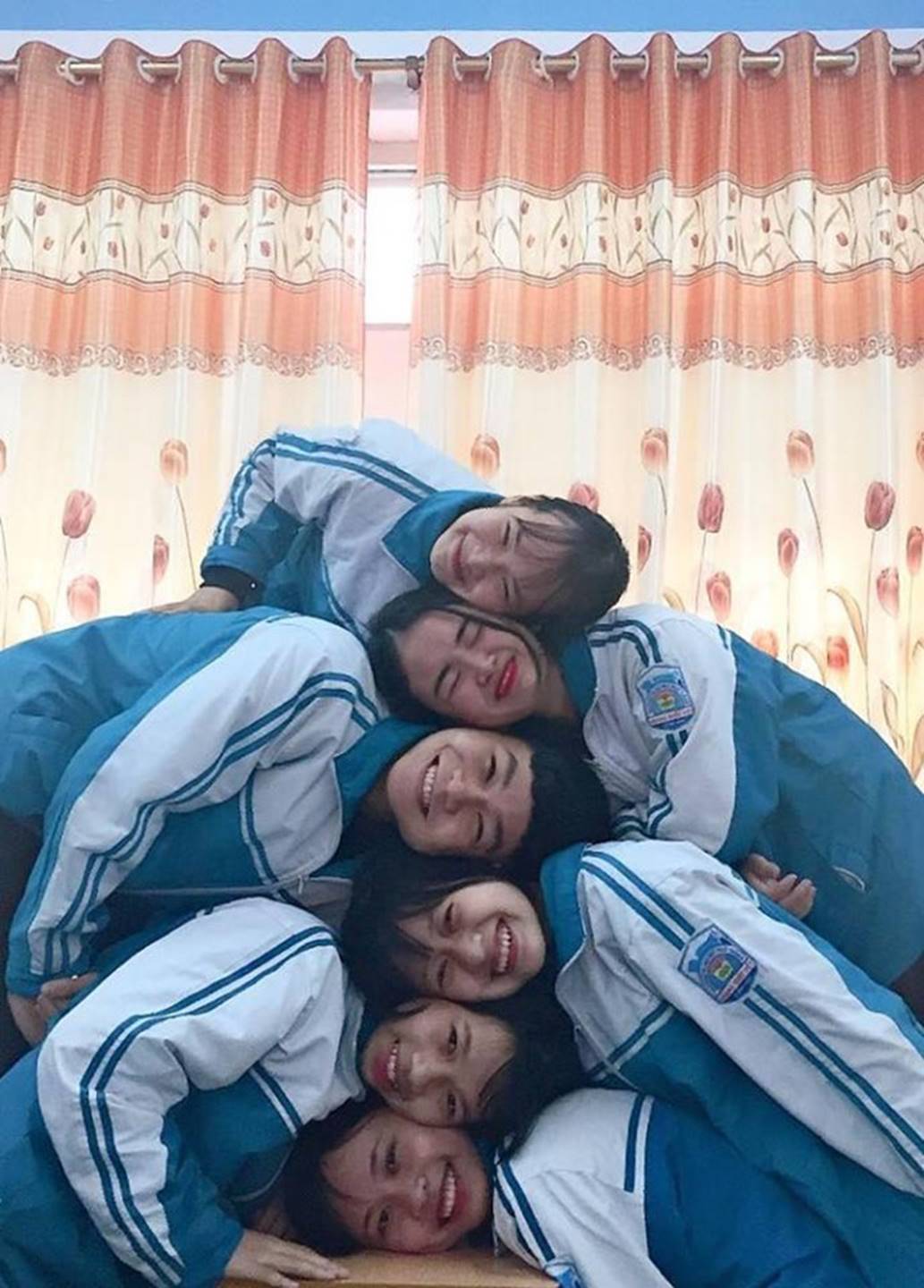 Thêm trào lưu chụp kỷ yếu mới: Đầu chồng đầu, mặc đồ như ninja-6