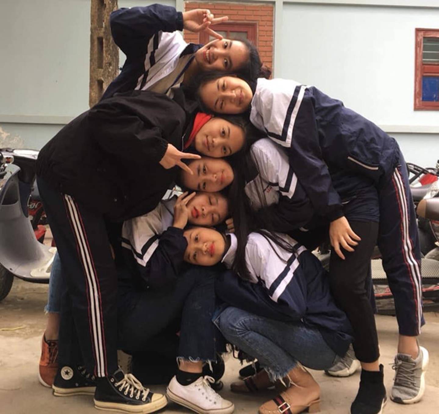 Thêm trào lưu chụp kỷ yếu mới: Đầu chồng đầu, mặc đồ như ninja-4