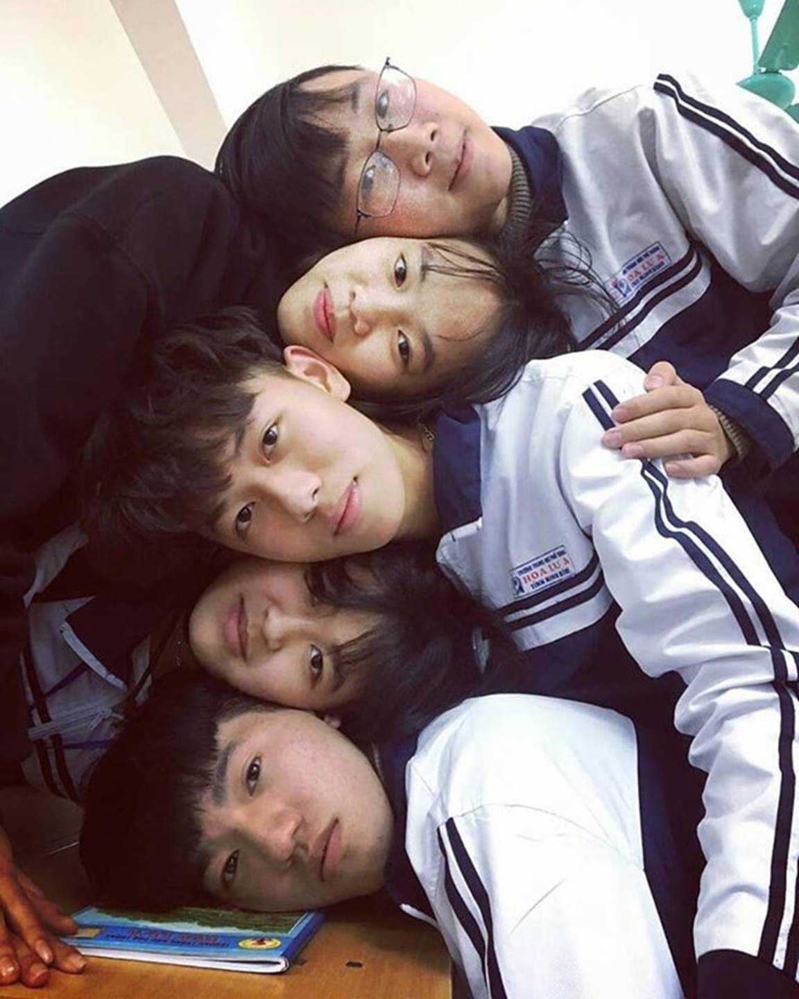 Thêm trào lưu chụp kỷ yếu mới: Đầu chồng đầu, mặc đồ như ninja-5