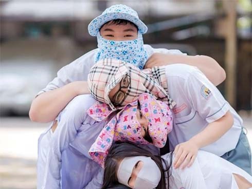 Thêm trào lưu chụp kỷ yếu mới: Đầu chồng đầu, mặc đồ như ninja