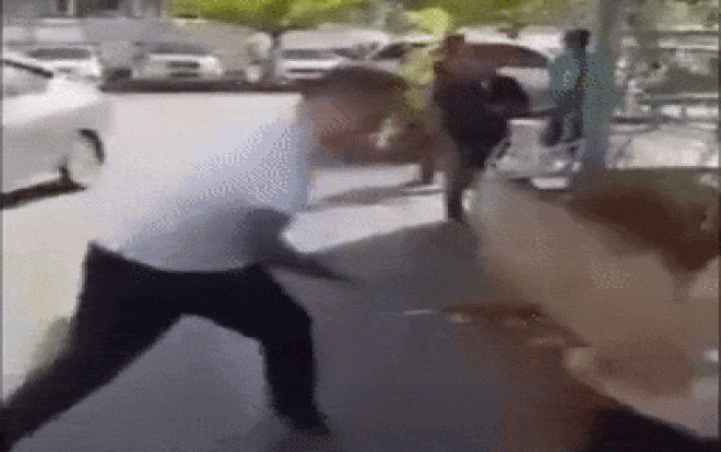 Bố vợ đánh con rể ngay giữa đường sau khi biết con gái bị chồng đánh-1