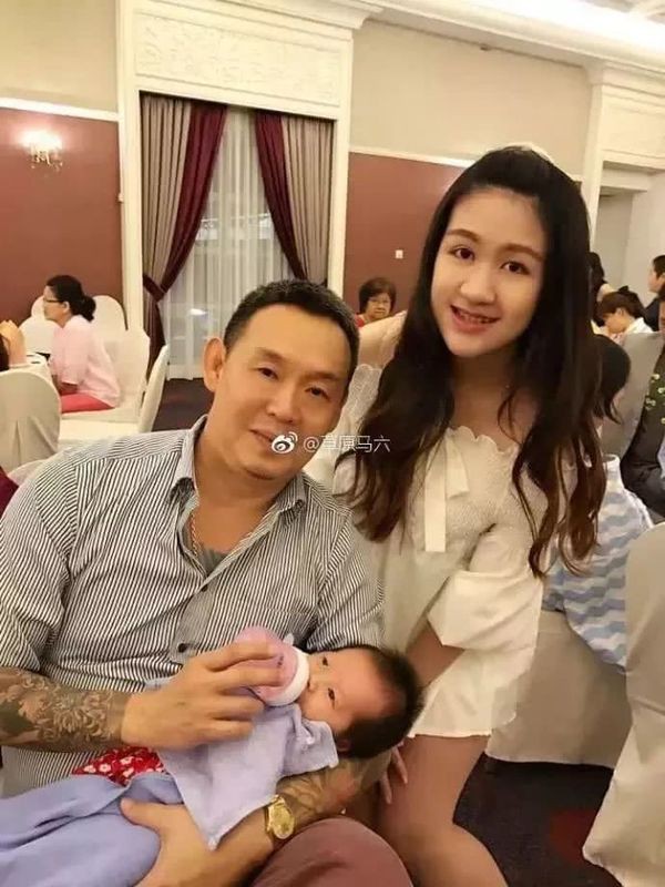 Bố vợ đánh con rể ngay giữa đường sau khi biết con gái bị chồng đánh-3