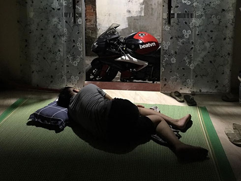 Con gái ôm chân mẹ suốt 2 tiếng trong bệnh viện - hình ảnh khiến ai thấy cũng cảm động-2