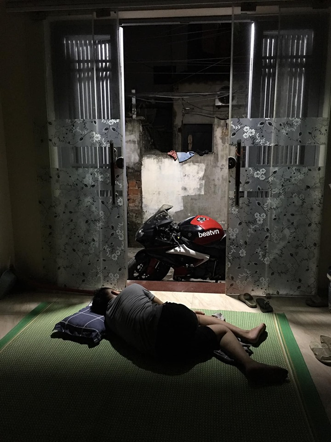 Không nỡ khua cả xóm dậy lúc 3 giờ sáng, thanh niên ngủ đất trông xe phân khối lớn cả đêm-5