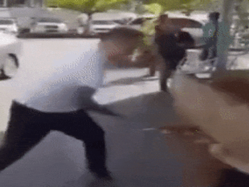 Đừng tưởng đánh trẻ mà dễ: Con gái 9 tuổi ngây ngô ăn tranh thức ăn của chó, bà mẹ dùng muỗng gỗ trừng phạt và cái kết không tưởng-3