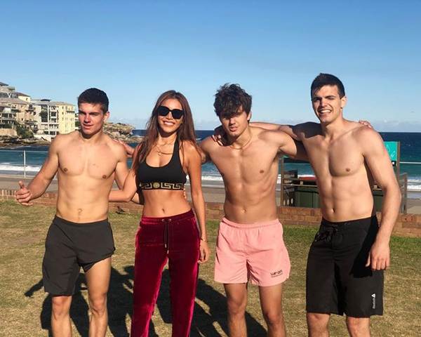 HHen Niê mặc lại váy dạ hội gây bão ở Miss Universe trong tiệc sinh nhật sớm-14