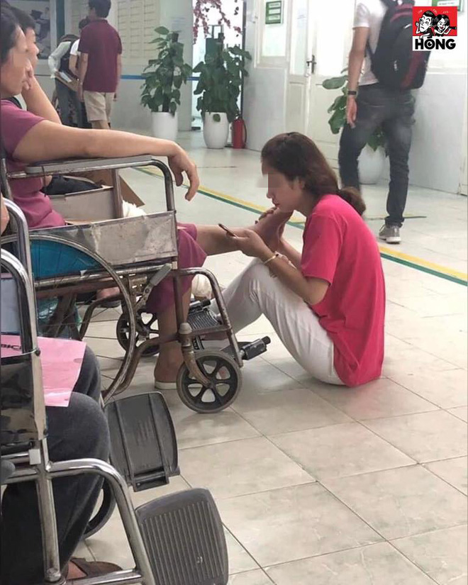 Con gái ôm chân mẹ suốt 2 tiếng trong bệnh viện - hình ảnh khiến ai thấy cũng cảm động-1