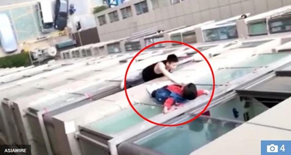 Ông để cháu ở nhà một mình, bé trai cheo leo ngoài cửa sổ tầng 13 cao 39m-1