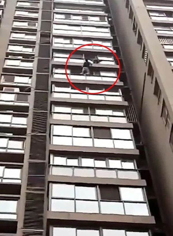 Ông để cháu ở nhà một mình, bé trai cheo leo ngoài cửa sổ tầng 13 cao 39m-2