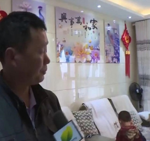 Ông để cháu ở nhà một mình, bé trai cheo leo ngoài cửa sổ tầng 13 cao 39m-3