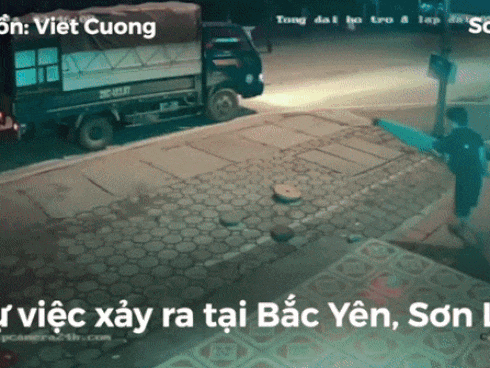 Tài xế xe tải trộm cây dù rồi nhanh chóng lên xe tẩu thoát