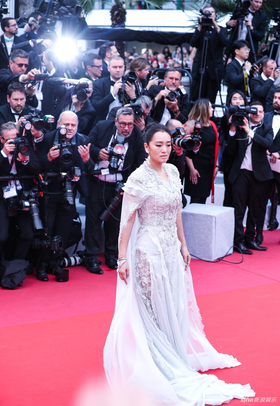 Ham váy vóc tùng xòe, Jessica suýt ngã và phải nhờ 2 người nâng váy tại thảm đỏ Cannes 2019-1