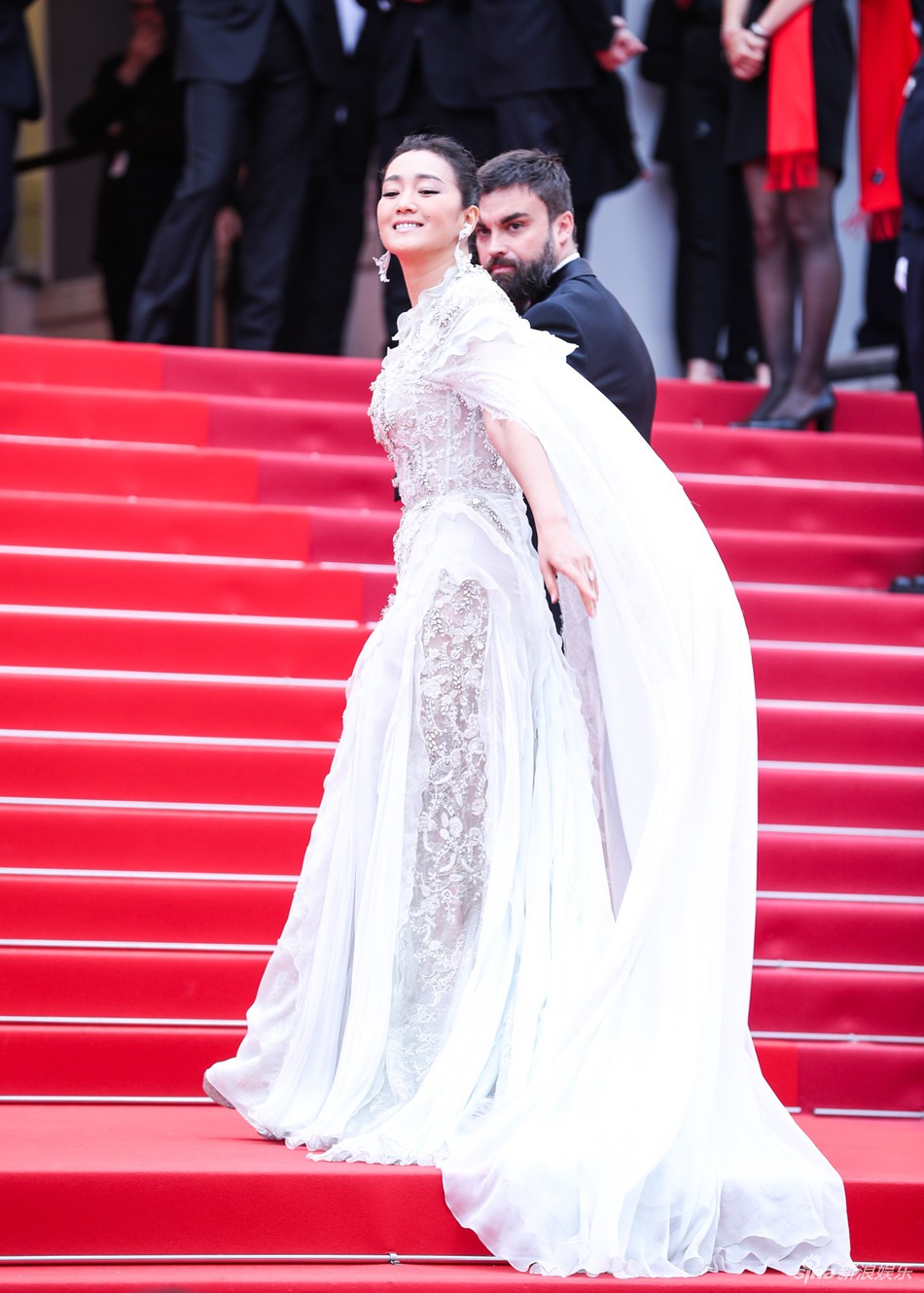 Ham váy vóc tùng xòe, Jessica suýt ngã và phải nhờ 2 người nâng váy tại thảm đỏ Cannes 2019-2