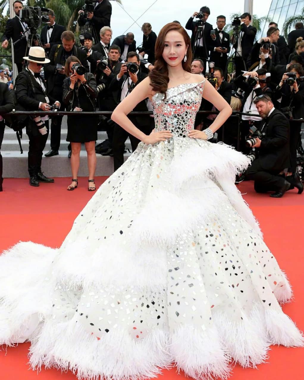 Ham váy vóc tùng xòe, Jessica suýt ngã và phải nhờ 2 người nâng váy tại thảm đỏ Cannes 2019-4