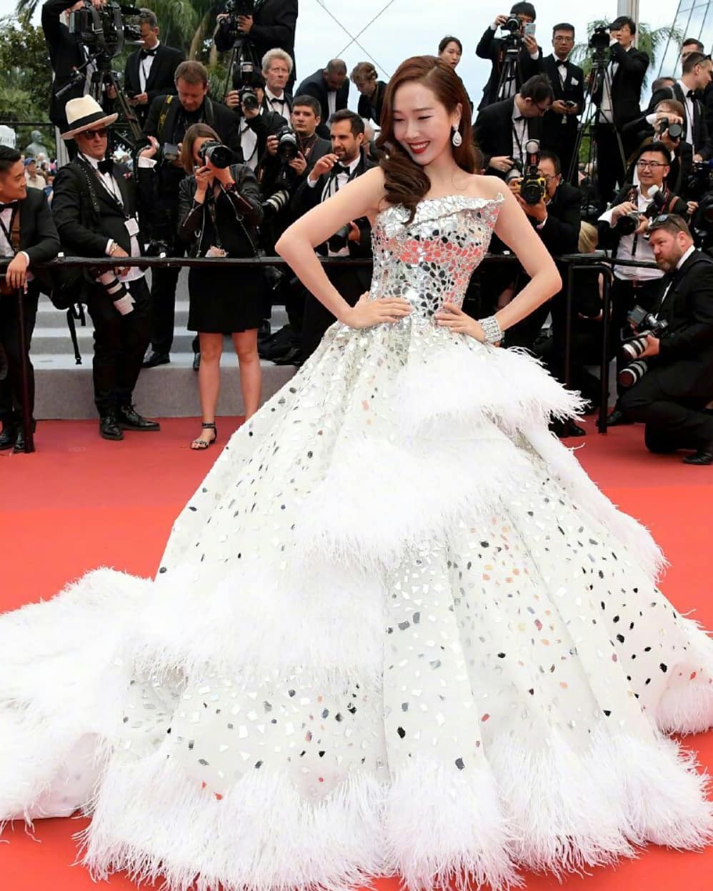 Ham váy vóc tùng xòe, Jessica suýt ngã và phải nhờ 2 người nâng váy tại thảm đỏ Cannes 2019-5