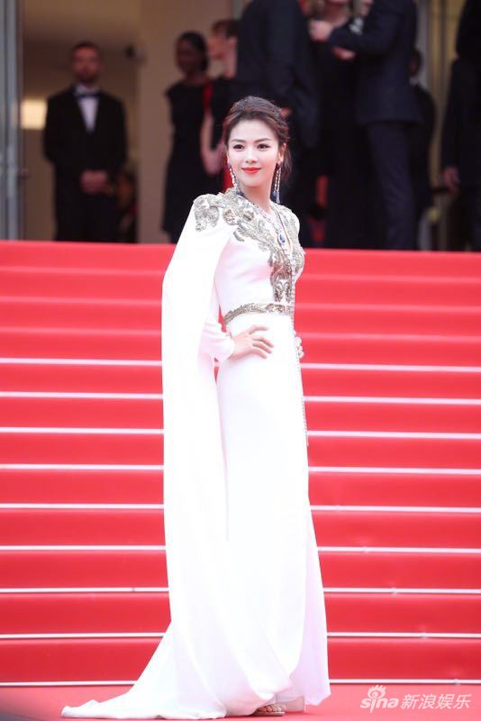Ham váy vóc tùng xòe, Jessica suýt ngã và phải nhờ 2 người nâng váy tại thảm đỏ Cannes 2019-9