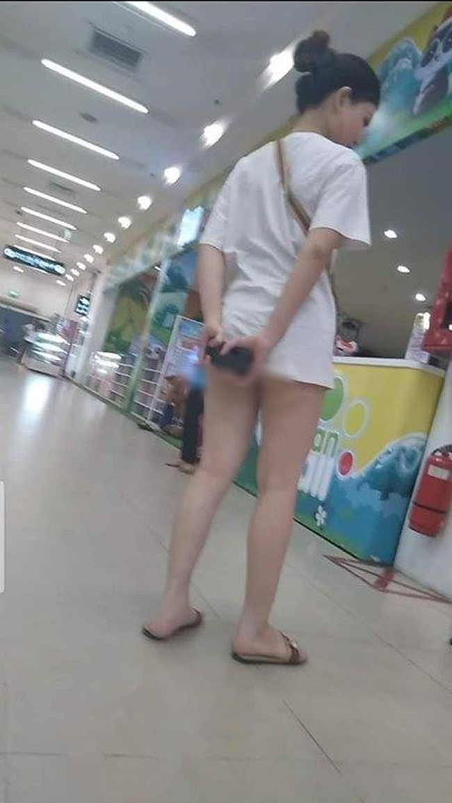 Trời vừa nóng, gái trẻ đã diện mốt mặc quần như không, lộ cả vòng 3 đi tung tăng trong siêu thị-1