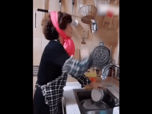 Đang ngủ ngon thì bị hỏi đường, cụ ông treo biển siêu lạ và cái kết-1