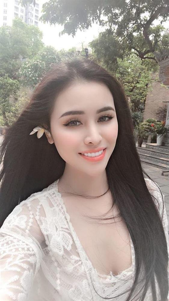 Sau bộ đồ bó sát lộ đường cong, Thư Dung giờ còn táo bạo hơn khi diện hẳn váy ren xuyên thấu đi chùa-1