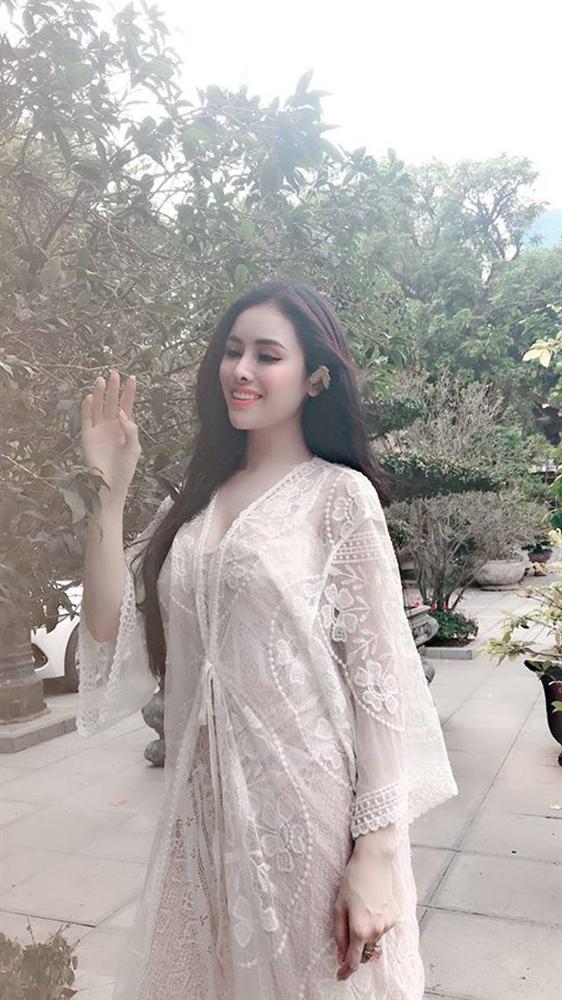 Sau bộ đồ bó sát lộ đường cong, Thư Dung giờ còn táo bạo hơn khi diện hẳn váy ren xuyên thấu đi chùa-2