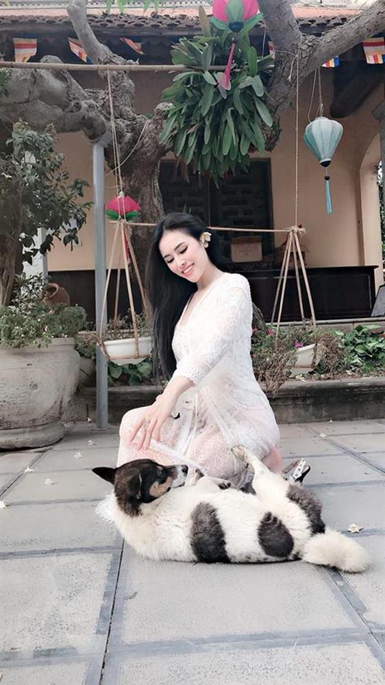 Sau bộ đồ bó sát lộ đường cong, Thư Dung giờ còn táo bạo hơn khi diện hẳn váy ren xuyên thấu đi chùa-3