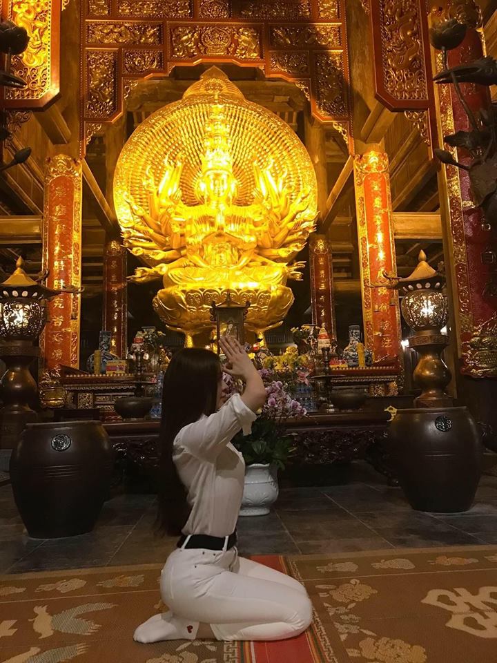 Sau bộ đồ bó sát lộ đường cong, Thư Dung giờ còn táo bạo hơn khi diện hẳn váy ren xuyên thấu đi chùa-6