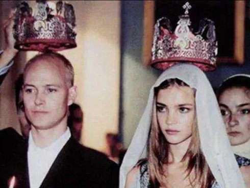 Thiếu gia Hồng Kông: Cặp kè chân dài ngực khủng U40, đổ rượu tiền tỷ xuống biển cho vui-8