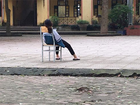 Tấm ảnh nữ sinh ngồi vật vã giữa sân trường:
