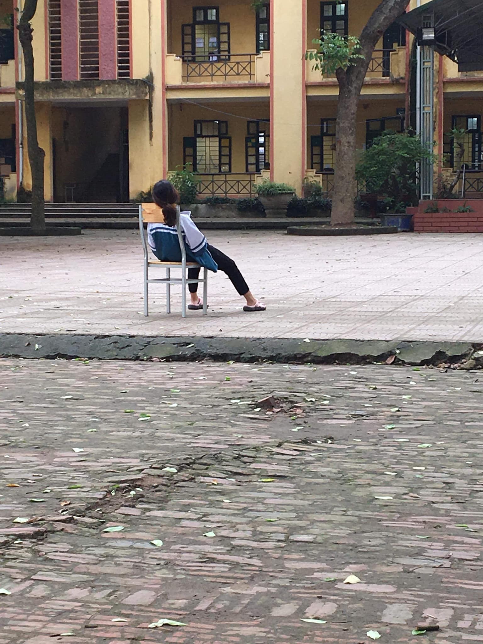 Tấm ảnh nữ sinh ngồi vật vã giữa sân trường: Em mệt rồi, đừng bắt em học nữa khiến cộng đồng mạng xót xa-1