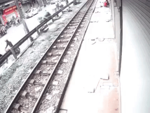 Camera nhà dân bóc nguyên nhân nam thanh niên tử vong ở ngã tư đường-1