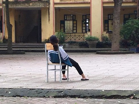 Tấm ảnh nữ sinh ngồi vật vã giữa sân trường: 