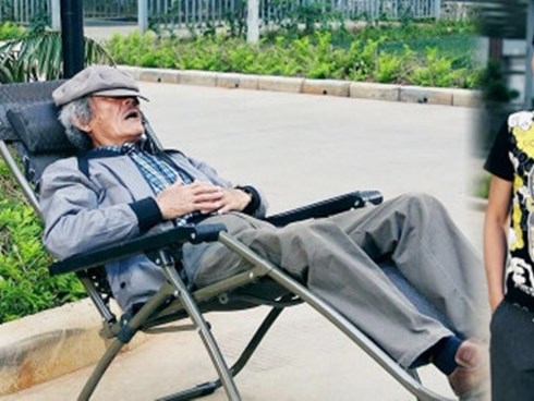Đang ngủ ngon thì bị hỏi đường, cụ ông treo biển siêu lạ và cái kết