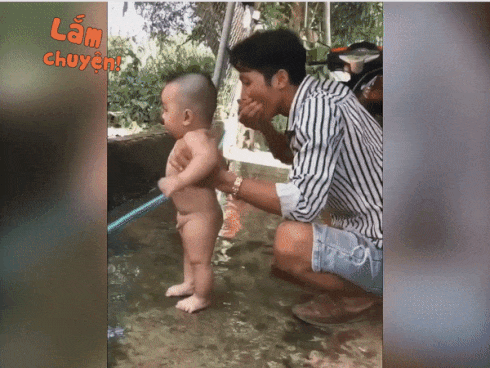 Cười rung rốn với cách tắm cho con của ông bố trẻ